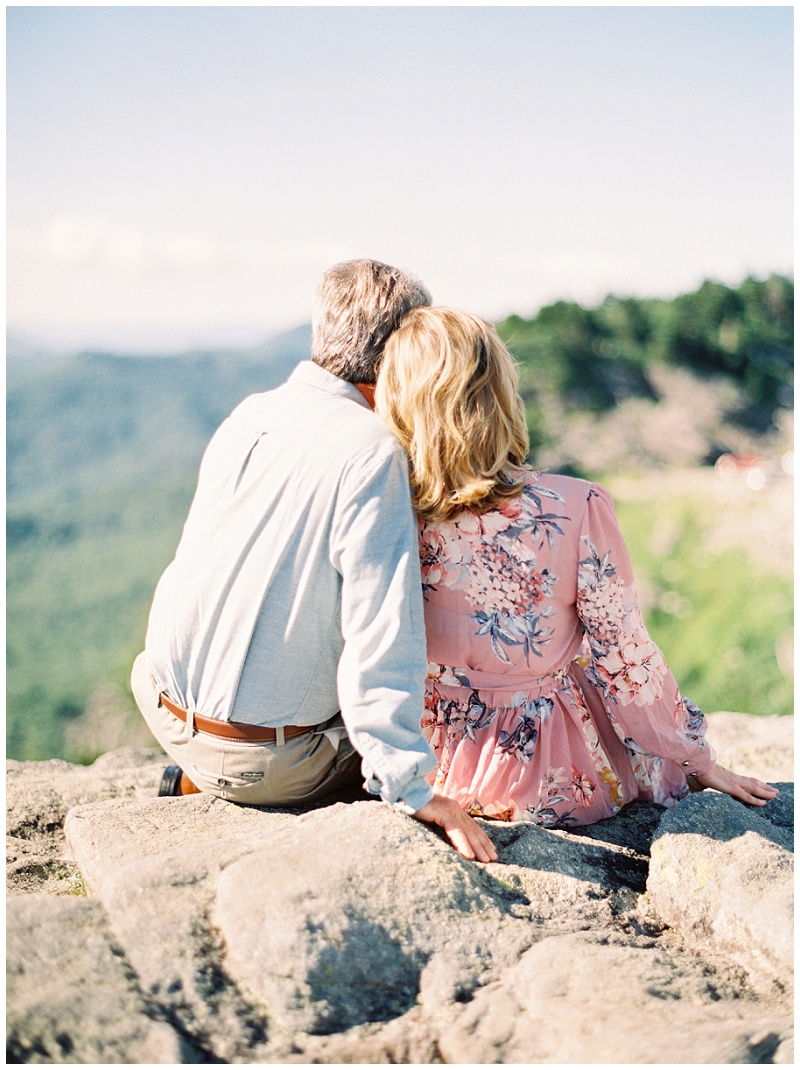 Tips for choosing the best outfit for photos, engagement session planning, engagement outfit inspo, grandfather mountain engagement photos
